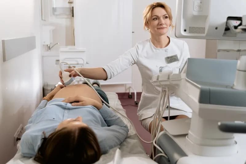 Jakie badania krwi na początku ciąży są kluczowe dla zdrowia matki i dziecka?